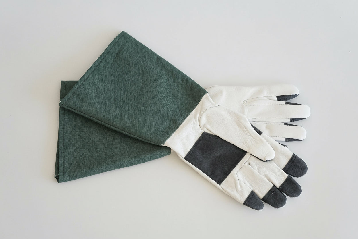 Pair of grading rose gloves with long canvas cuff for plant with thorn protection 